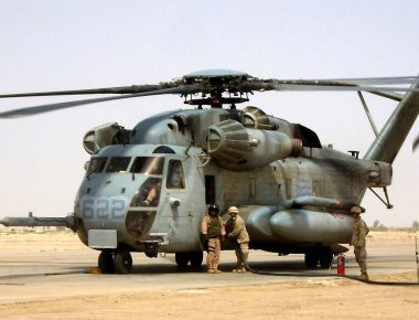 Ανέλκυση στρατιωτικών οχημάτων με ελικόπτερο CH-53 (βίντεο)